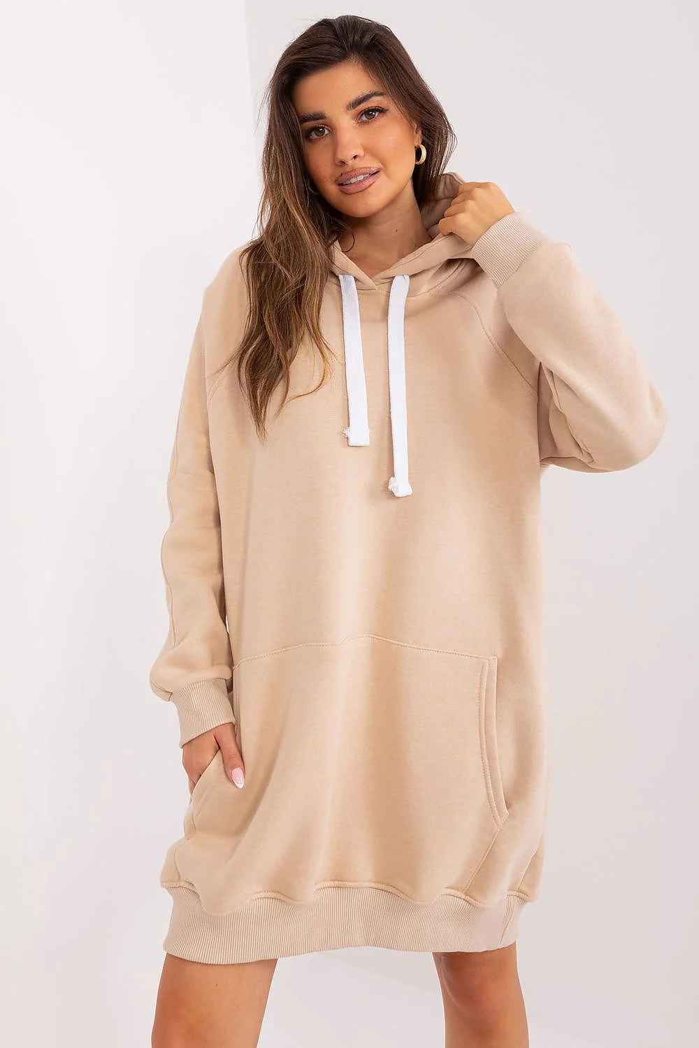 robe sweat long oversize capuche beige nude molleton poche kangourou cordons blancs bord cote chaleur isolant coton polyester