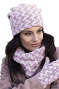 Ensemble hivernal pour femme comprenant bonnet, écharpe et gants motif chevrons rose pâle et blanc tricot laine acrylique doux confortable coupe slouch finitions de qualité