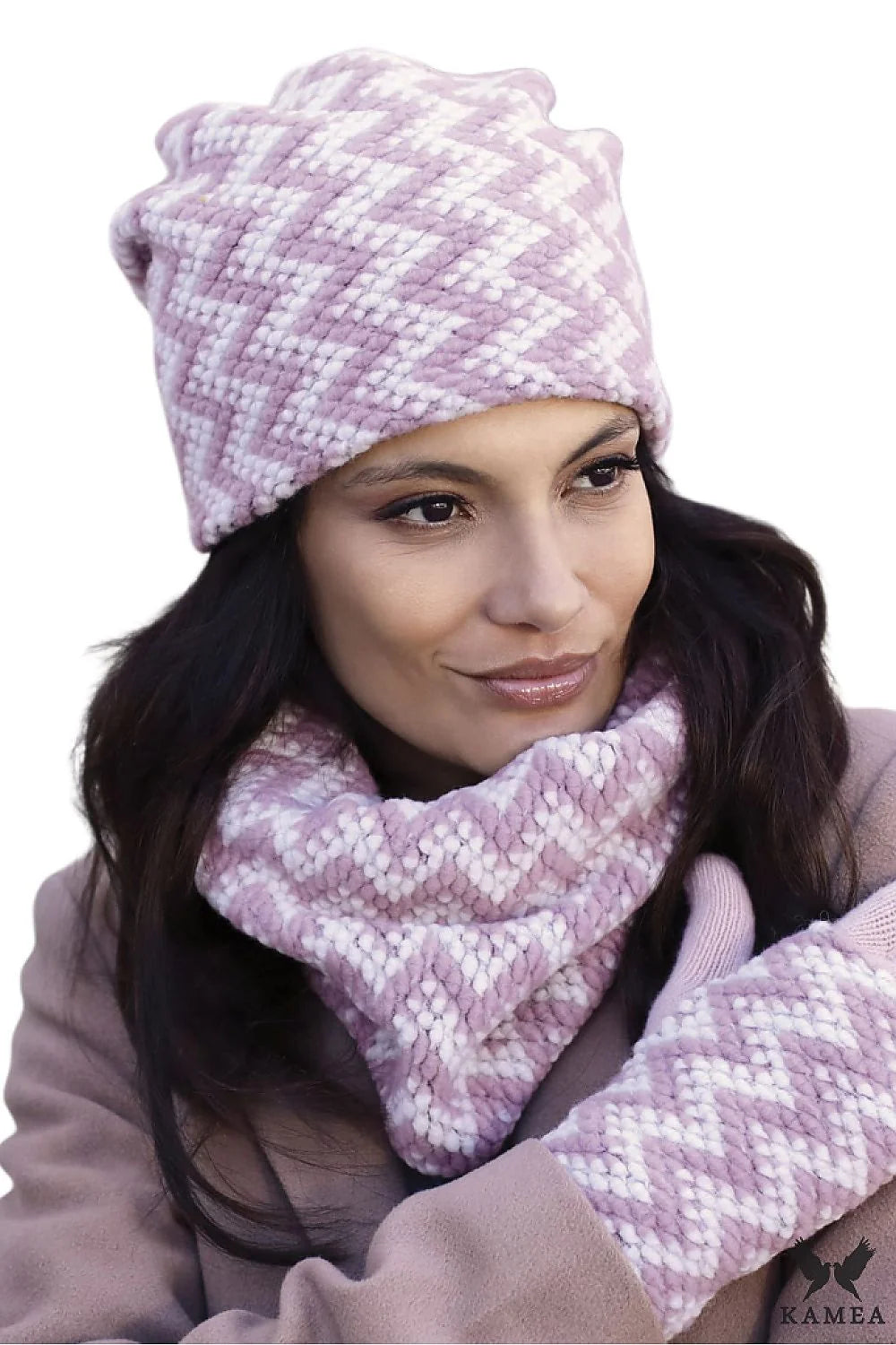 Ensemble hivernal pour femme comprenant bonnet, écharpe et gants motif chevrons rose pâle et blanc tricot laine acrylique doux confortable coupe slouch finitions de qualité