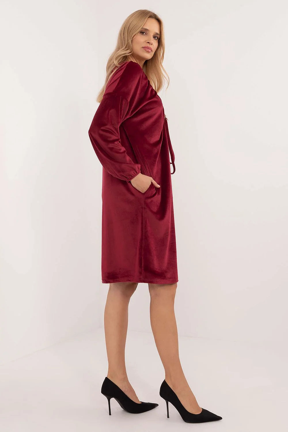 robe velours bordeaux manches longues encolure V froncée broche papillon métallique lien coulissant ajustable coupe ample genou