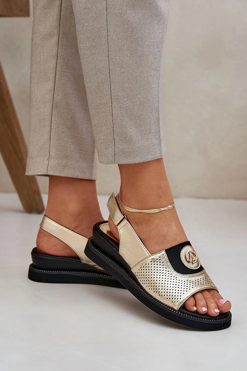 Sandales ouvertes pour femme design moderne métallique doré perforé confortable summer shoes style élégant occasion décontractée