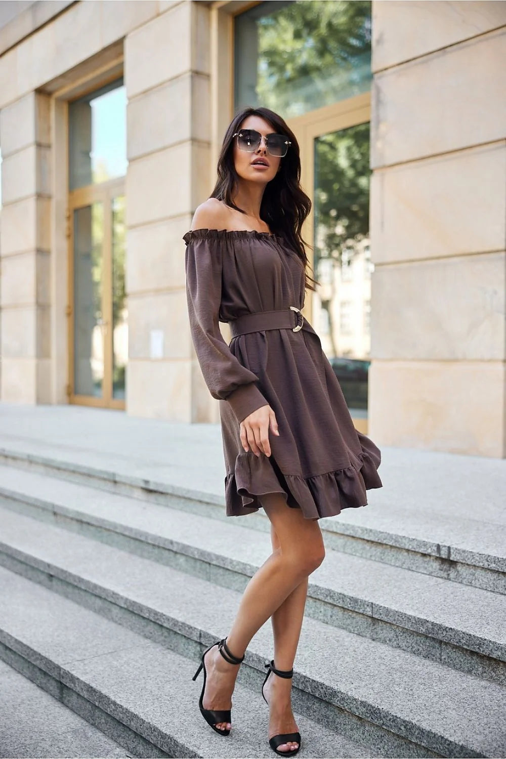 Robe féminine élégante couleur brun tissu léger coupe trapèze ceinture ajustable manches longues encolure bardot occasions semi-formelles femmes été automne hiver