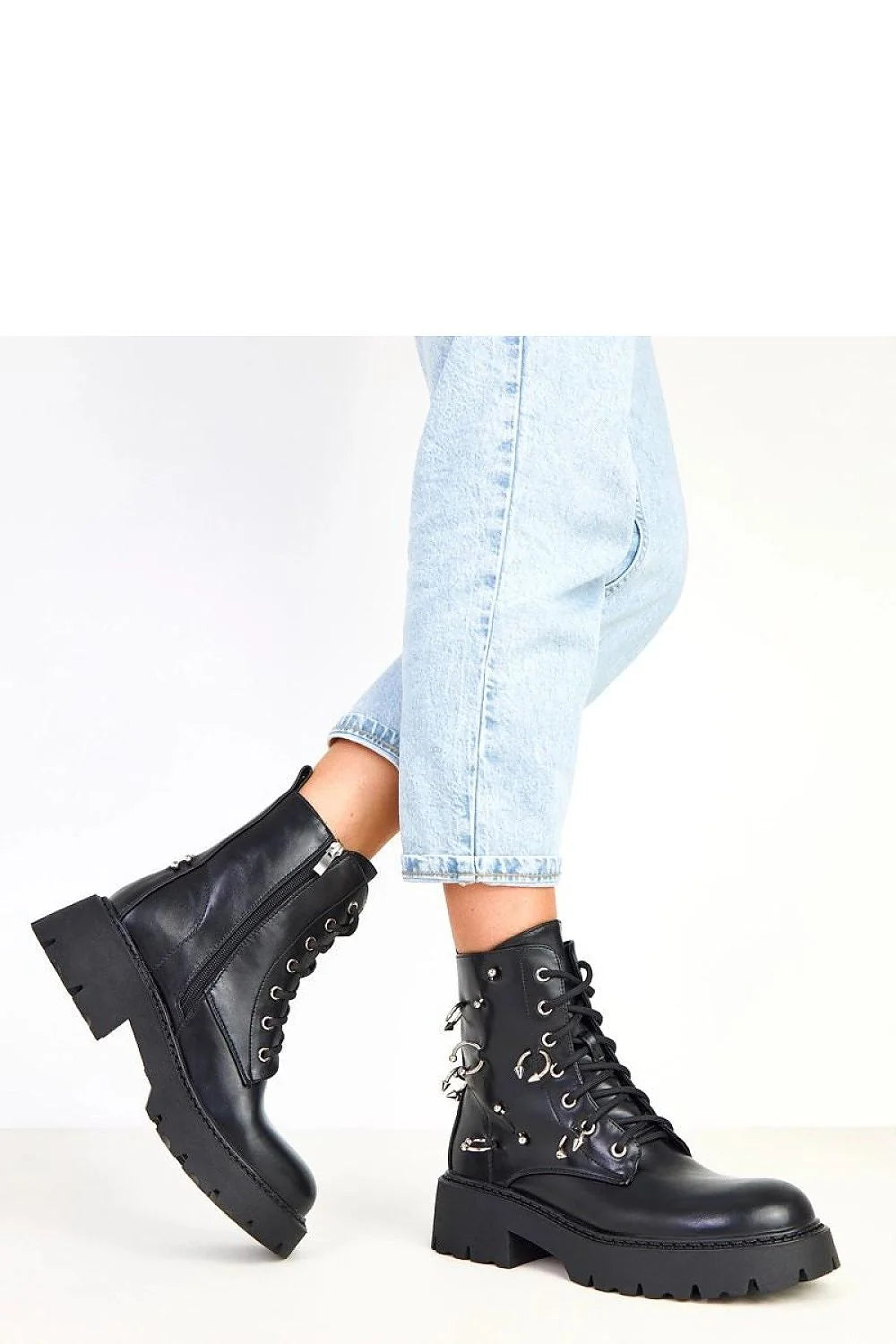 bottines femme biker noir cuirsynthétique bouclesdécoratives doubleboucle fermetureéclair lacets semellecrantée plateforme talon5cm tige15cm boutrond ornementsmétalliques oeilletsrivets anneauxargentés confortables antidérapantes robustes