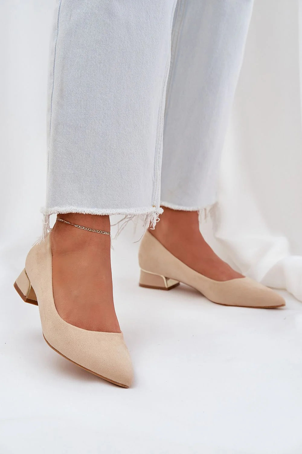 Escarpins élégants à talon bas en suède synthétique beige, pointu, métal, confortable pour femmes, mode, occasion, style, coupe, finitions, durabilité, adhérence, résistance, soir, jour