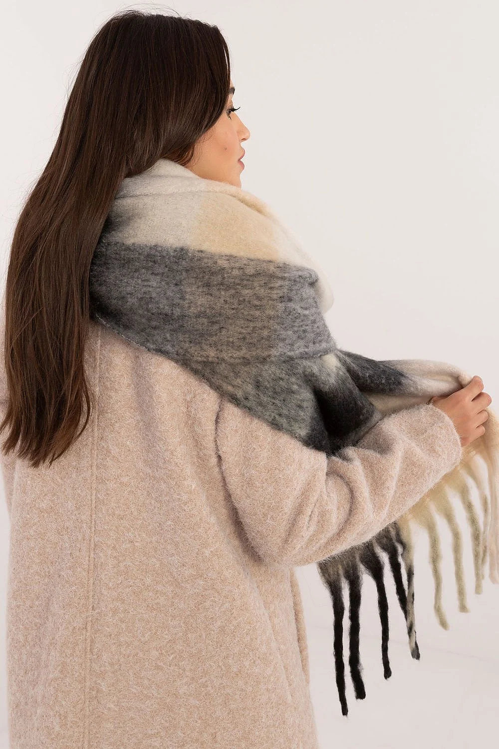 Écharpe douce pour femmes en laine longue à franges coloris neutres hiver automne élégante et chaude