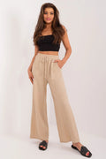 Pantalon femme coupe large beige élastique taille sandales noires crop top ajusté décontracté chic occasion été