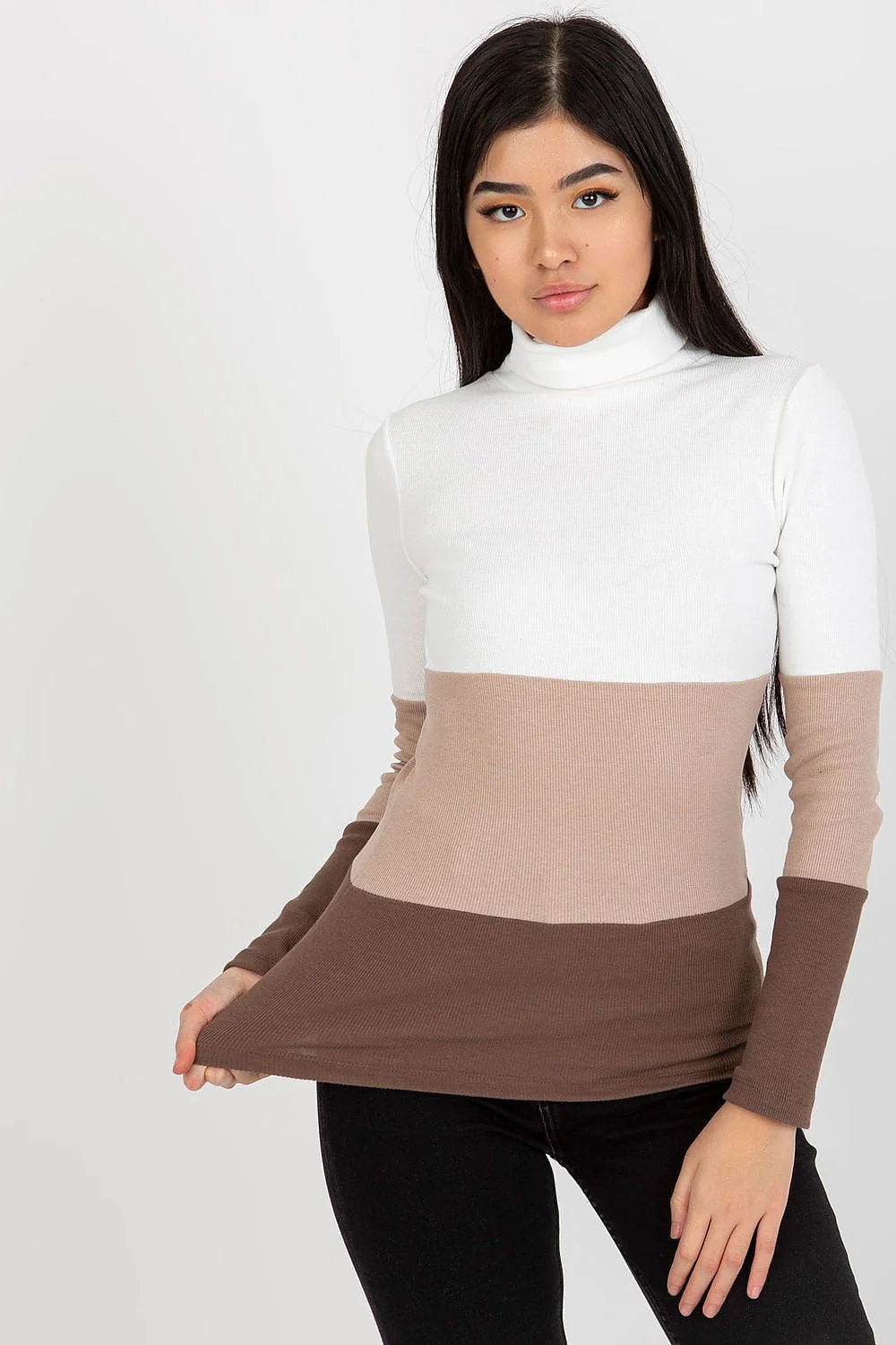 pull col roulé maille côtelée colorblock blanc taupe noir coupe slim ajustée manches longues extensible doux confortable casual chic polyvalent