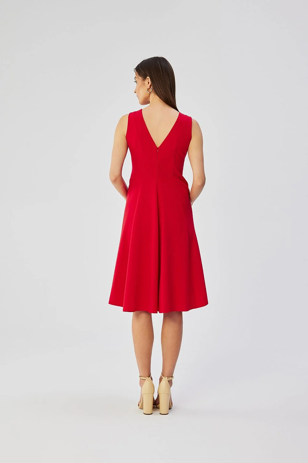 Robe élégante sans manches en rouge vif taille marquée silhouette fit and flare femme occasion spéciale