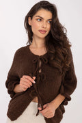cardigan femme gilet court maille épaisse moelleuse marron chocolat encolure ronde ouverture frontale liens cordons manches troisquarts bouffantes