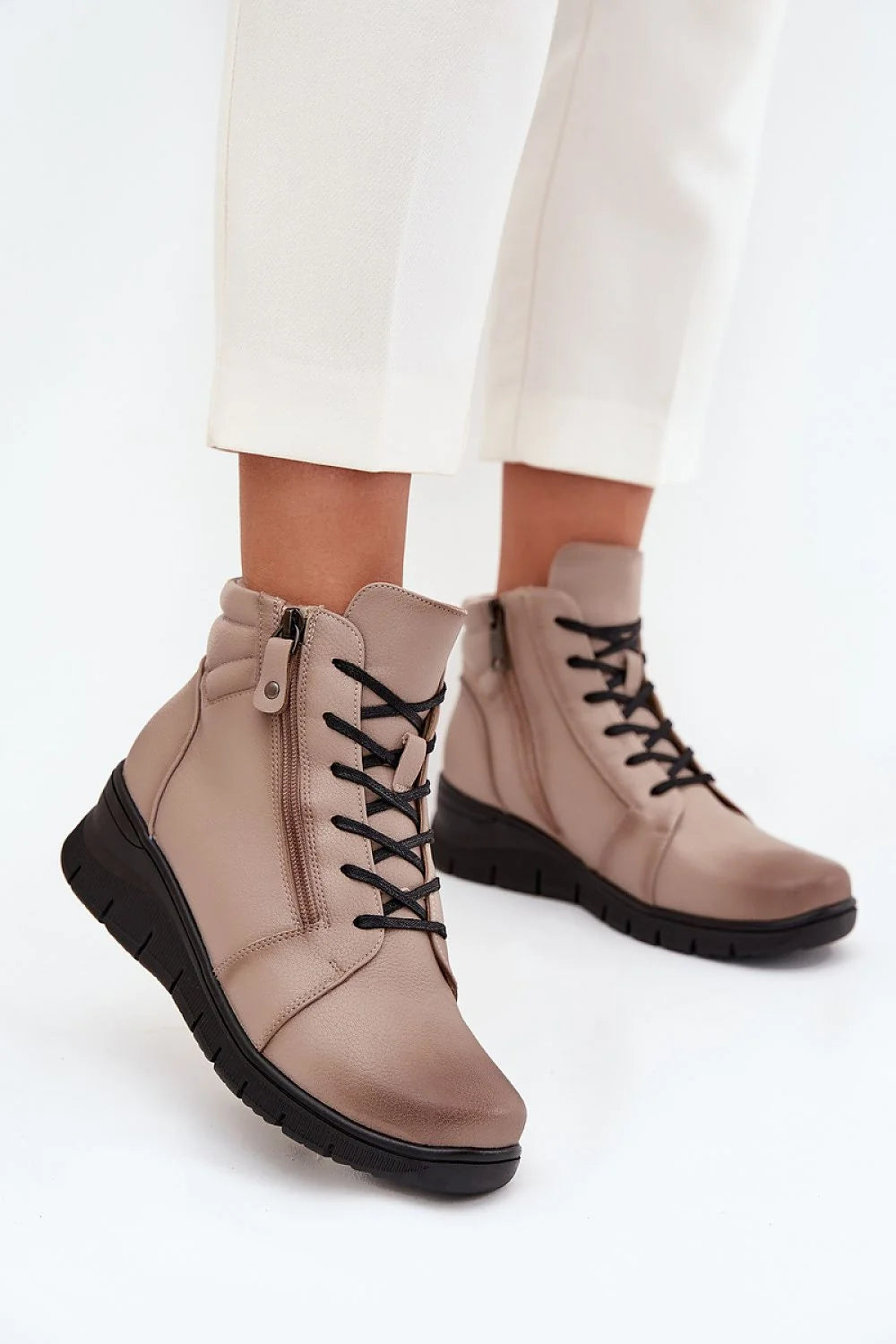 bottines femme Vinceza cuir naturel taupe beige bout rond semelle crantée noire talon compensé bas lacets zippée tige rembourrée polyvalente