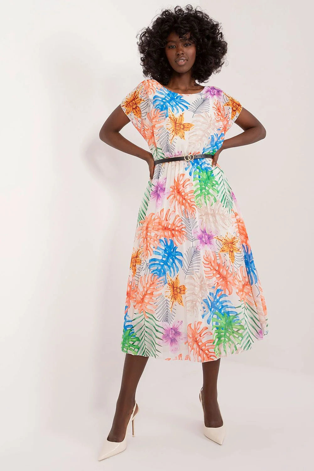 Robe d'été pour femme motifs floraux tissu léger ceinture dorée manches courtes encolure ronde fente évasée occasion semi-formelle