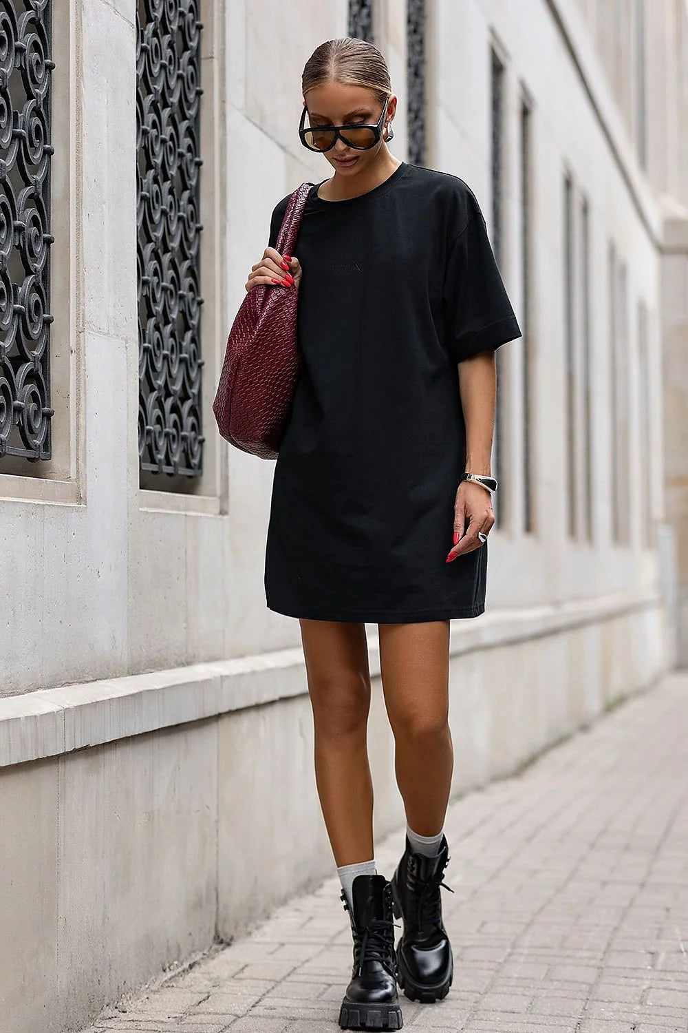 robe tshirt oversize noire coton jersey col rond manches courtes coupe droite longueur genou broderie minimaliste tonale confortable