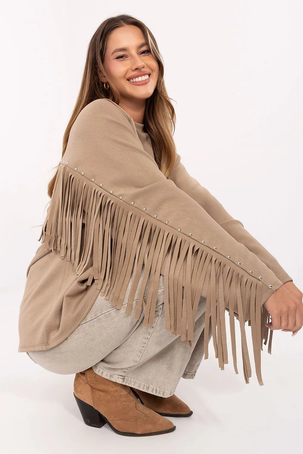 sweatshirt oversize taupe col rond jersey doux coupe ample hanches manches longues franges suédine clous argentés bohème viscose