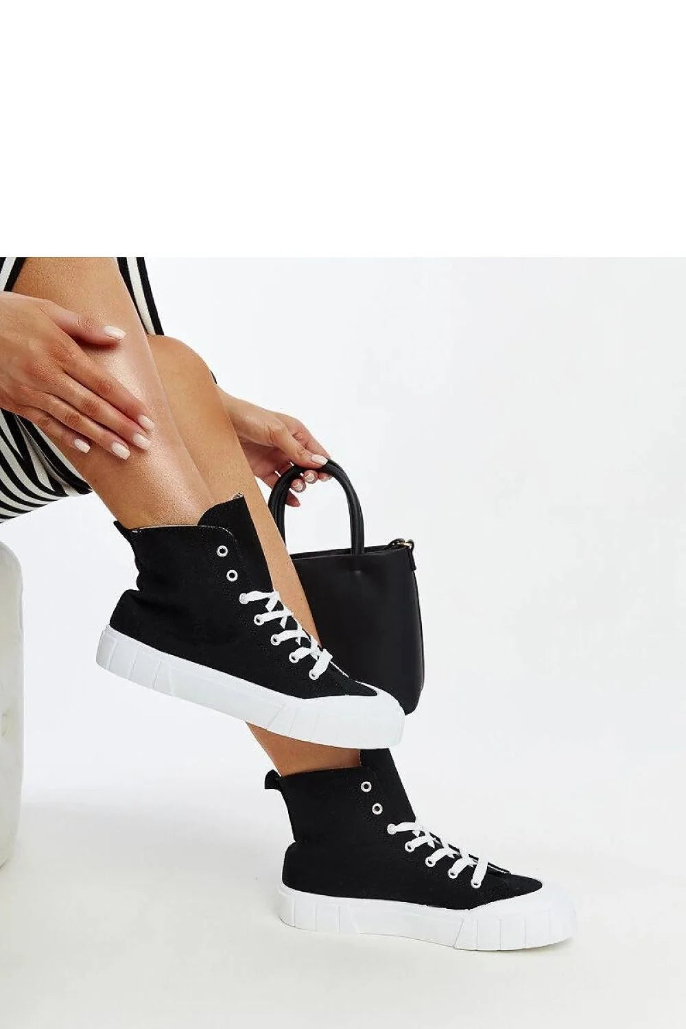 baskets montantes femme moderne épuré noires lacets blancs semelle plateau épaisse toile légère durable maintien cheville rembourré