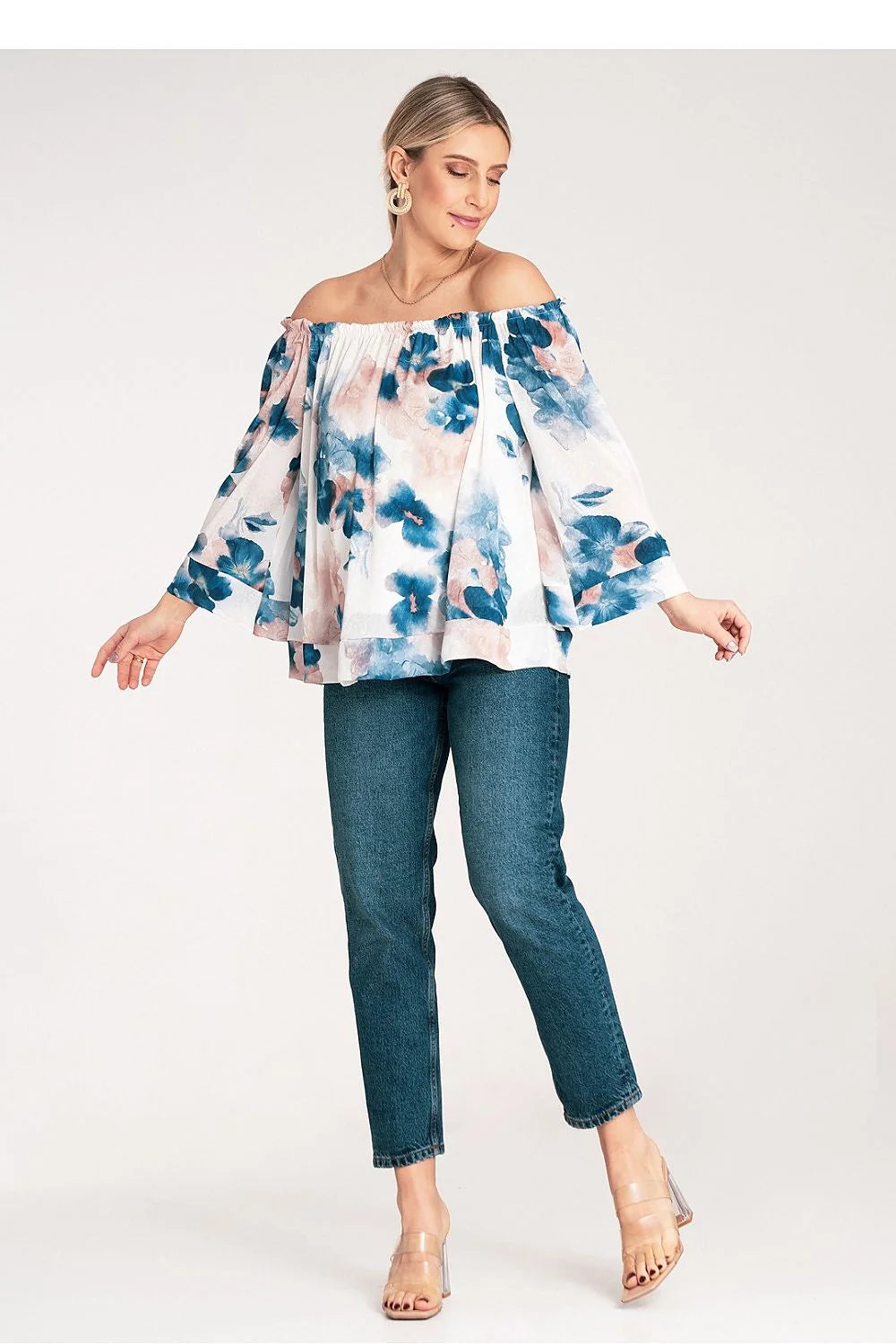 Haut féminin bohème romantique encolure Bardot manches longues évasées floral print blanc bleu rose femme