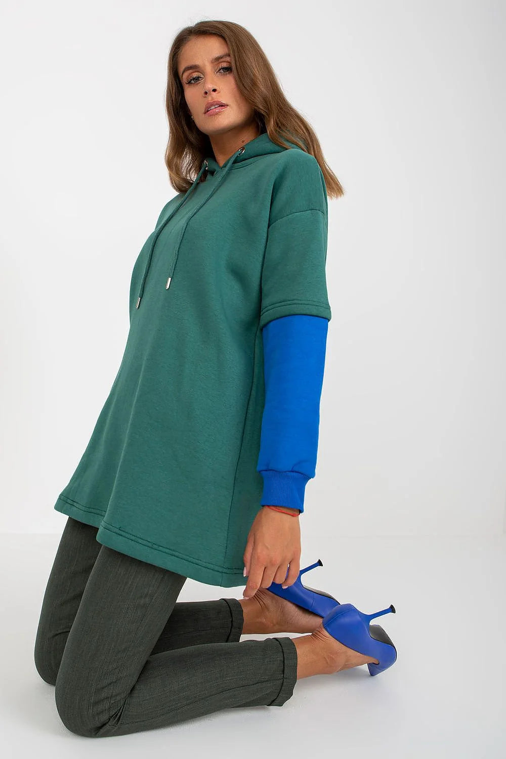 Sweatshirt à capuche femme style décontracté coupe ample coton élasthanne couleur taupe manches longues capuche ajustable