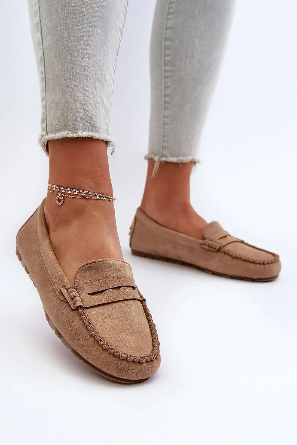 Mocassins femme en suédine écologique style classique couleur beige semelle caoutchouc picots talon 5cm