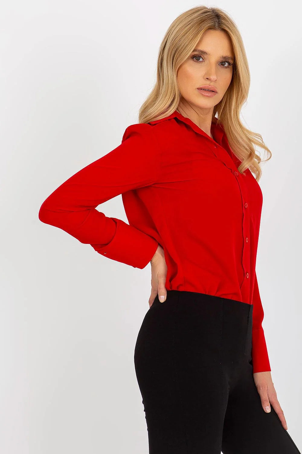 chemise longue manches longues Lakerta élégante bleu vif femme fluide satinée oversize boutonnée col pointu poignets boutons noirs ourlet arrondi