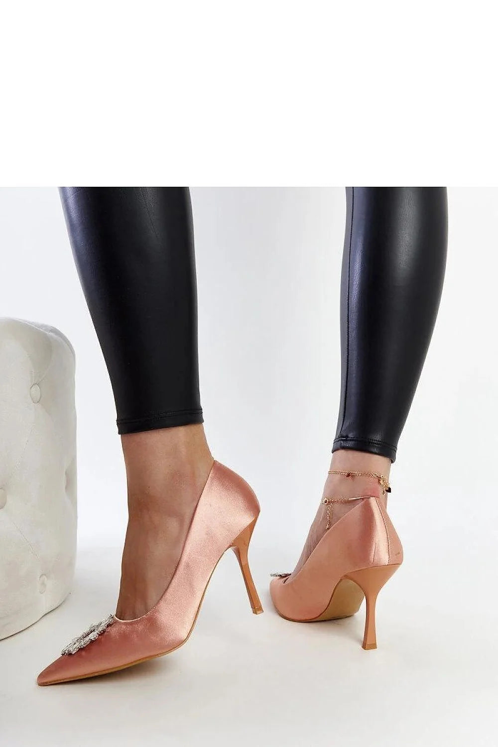 escarpins satin rose poudré talons aiguilles pointe effilée broche strass circulaire décolleté bas fin confortable luxe sophistiqué glamour