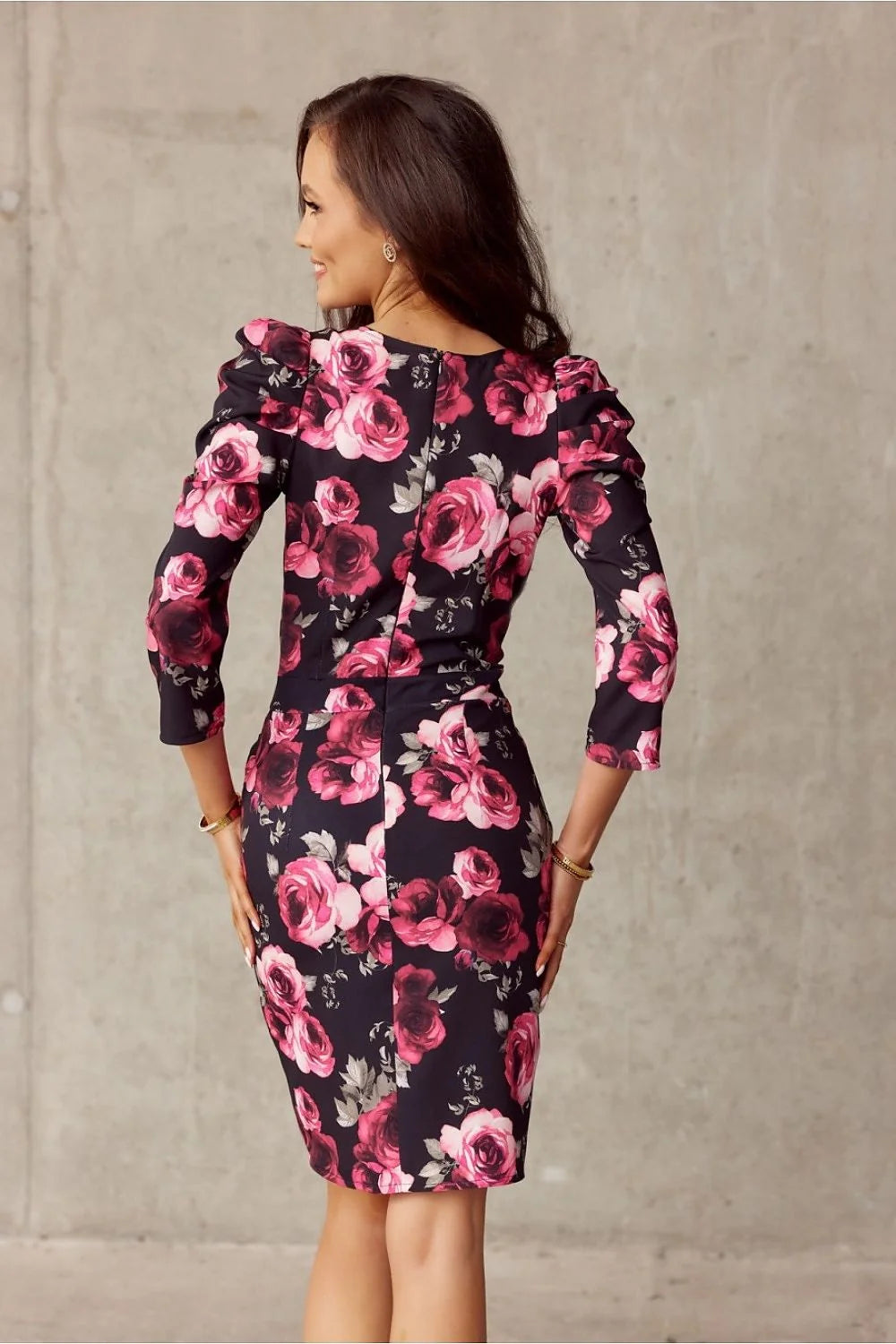 Robe de jour élégante à motifs floraux roses et gris, coupe ajustée, manches 3/4, encolure V, détails de fronces, idéale pour les occasions spéciales, femme