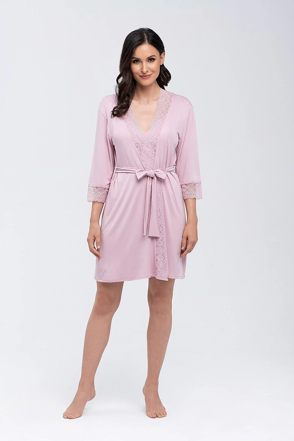 Robe de chambre Babella élégante pour femme manches 3/4 dentelle rose pâle ceinture ajustable viscose douce