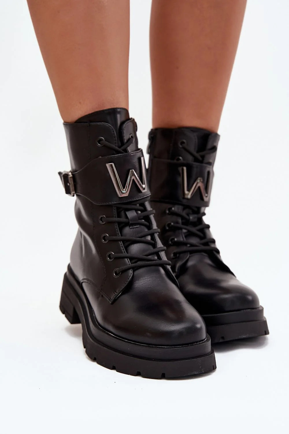 bottines motardes noires cuir écologique plateforme crantée talon plat semelle antidérapante lacées fermeture éclair latérale bride boucle métal maintien cheville