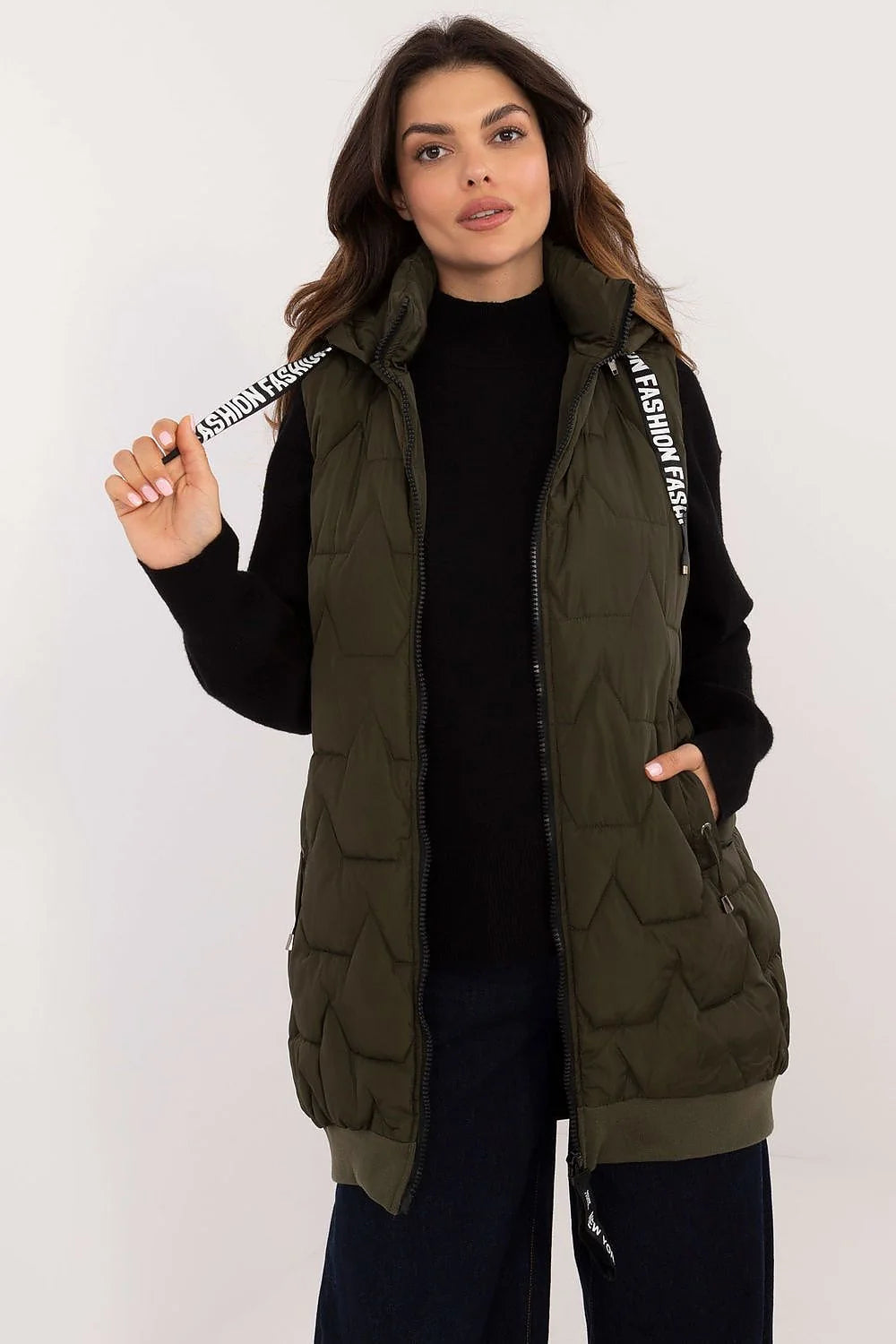 Gilet matelassé pour femme sans manches vert kaki longue coupe isolation thermique zips poches fonctionnelles style moderne urbain