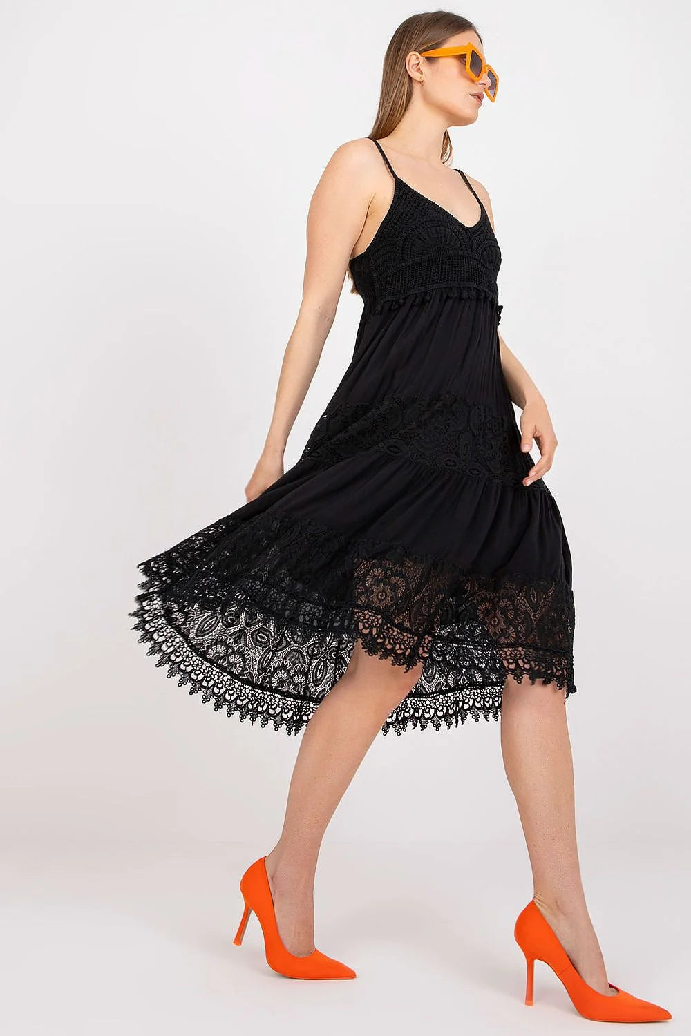 Robe estivale élégante à dentelle blanche coupe évasée bretelles fines sans manches femme viscose 100%