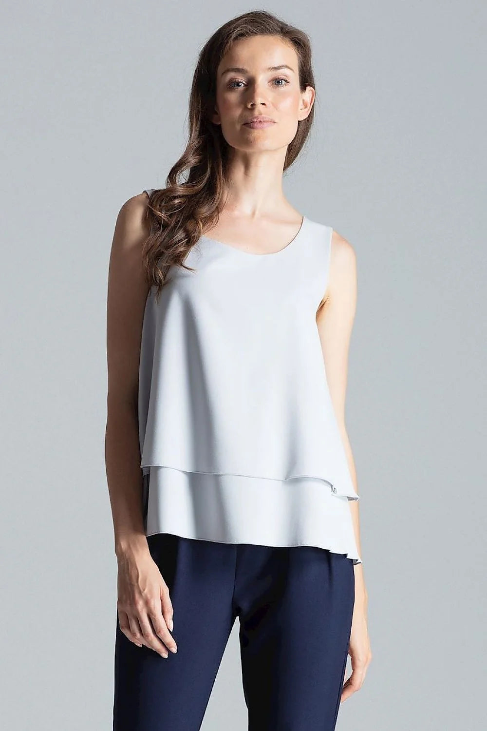 Haut élégant sans manches en polyester bleu marine coupe fluide superposition tissu femme moderne