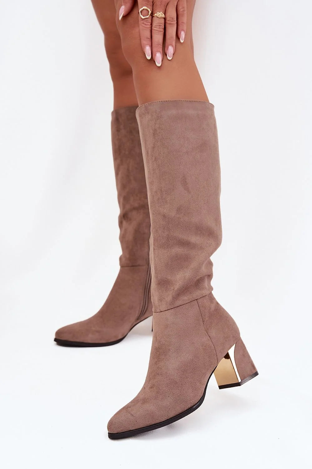 bottes femme suédine écologique taupe mi mollet talon colonne doré bout amande fermeture zippée latérale semelle noire élégantes