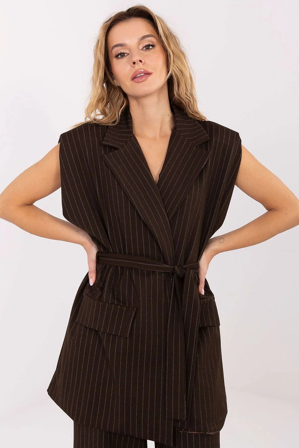 gilet femme blazer sans manches marron foncé fines rayures verticales col cranté épaules structurées ceinture nouée