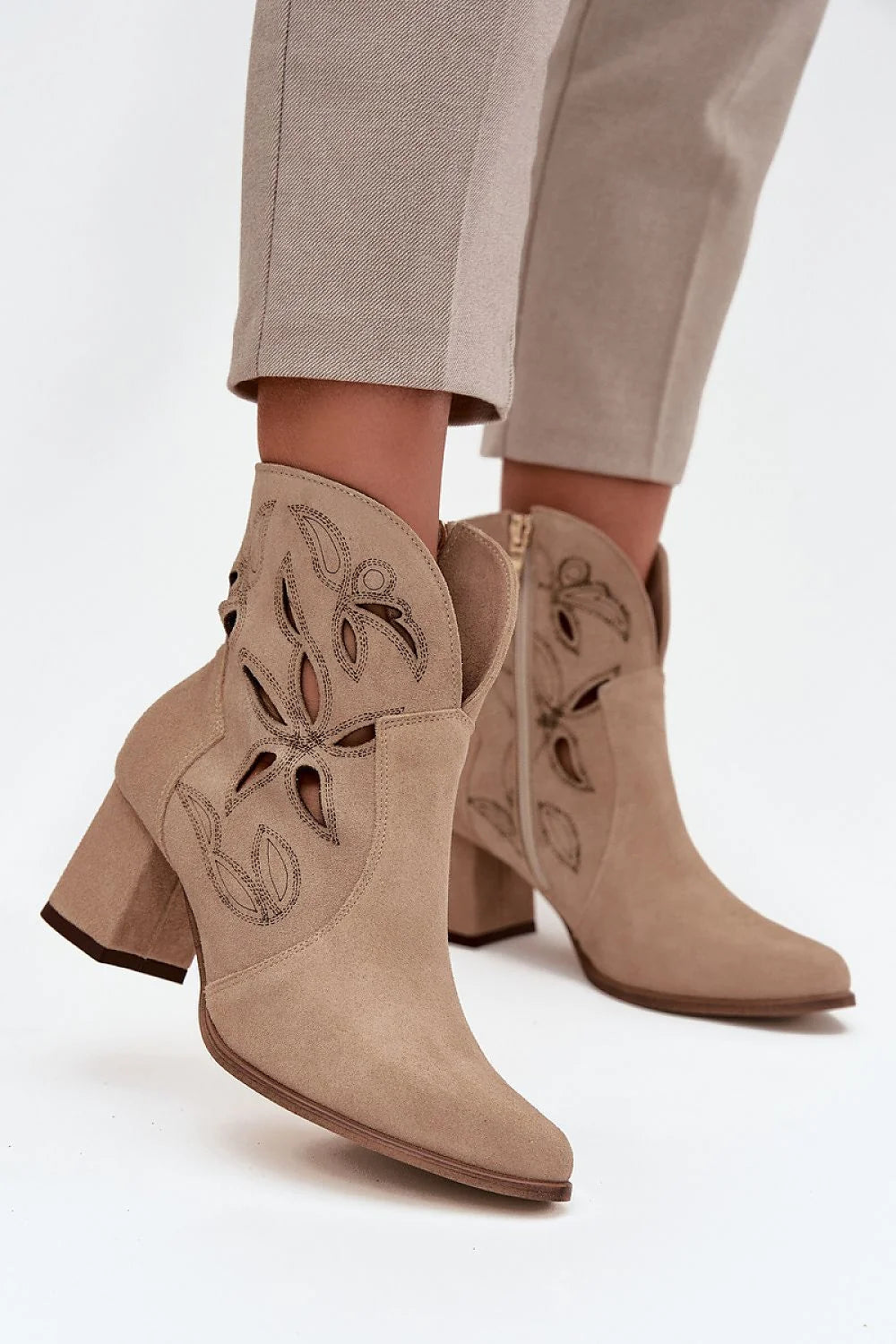 bottes femme suède beige taupe ajourées découpes florales surpiqûres bout pointues talon bloc moyen fermeture éclair intérieure antidérapantes confortables élégantes