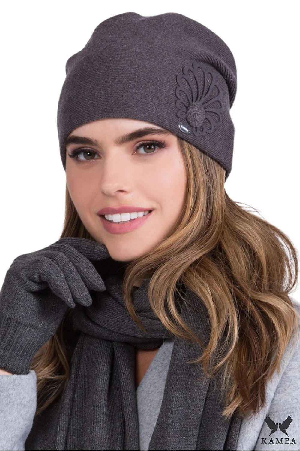 Bonnet, écharpe et gants assortis pour femme, ensemble d'hiver élégant, design moderne, style sophistiqué, couleur gris anthracite, matériau en laine, idéal pour les froids, accessoires trendy, winter set