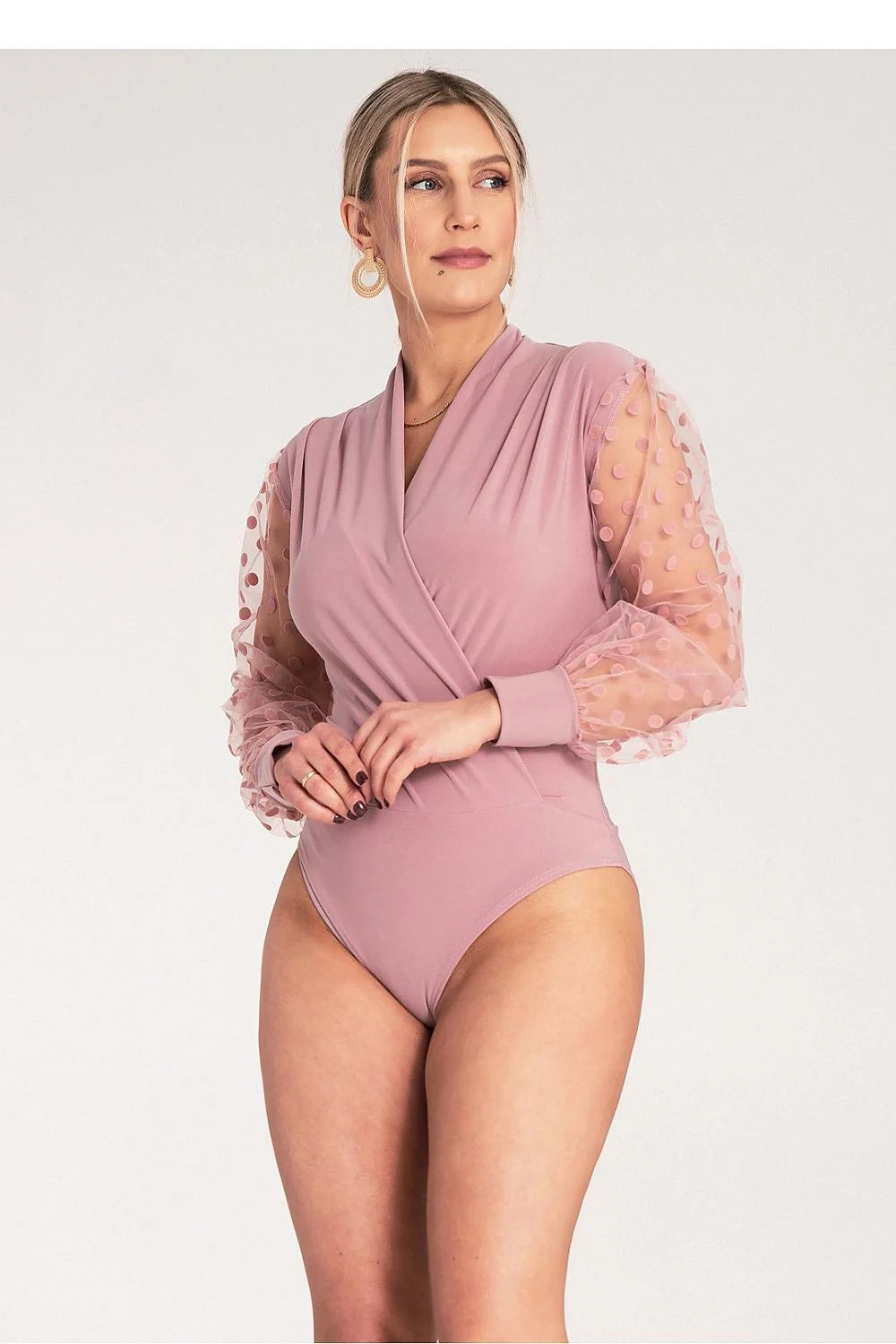 Body sophistiqué pour femmes en tissu extensible rose pâle avec décolleté croisé en cache-cœur manches longues en tulle à pois