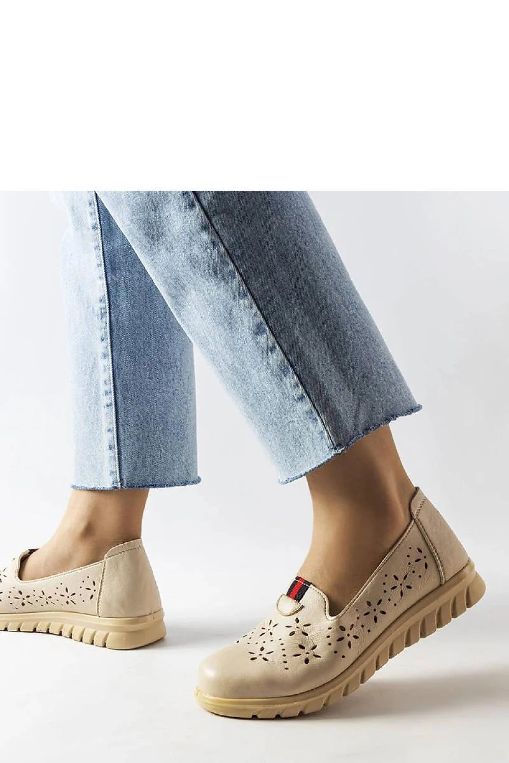 Mocassins femme style moderne design décontracté couleur beige cuir synthétique semelle compensée pointe arrondie occasion quotidienne