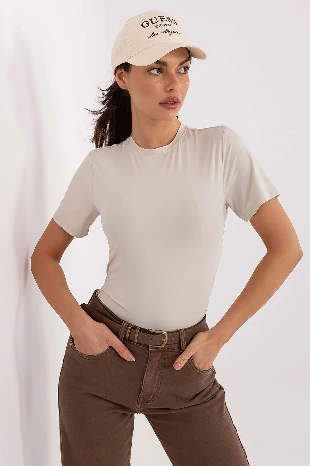 chemise femme manches courtes col rond ajustée stretch beige crème jersey léger lisse minimaliste polyvalente casual chic rentrée classique