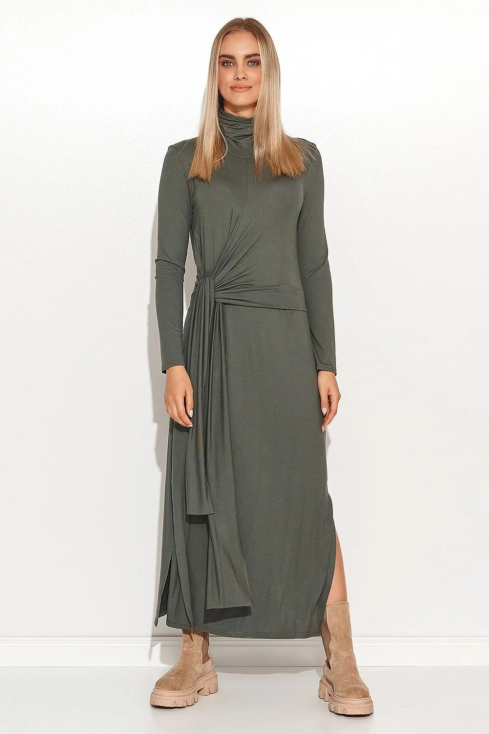Robe élégante verte Makadamia en tissu fluide col roulé manches longues pour occasions modernes