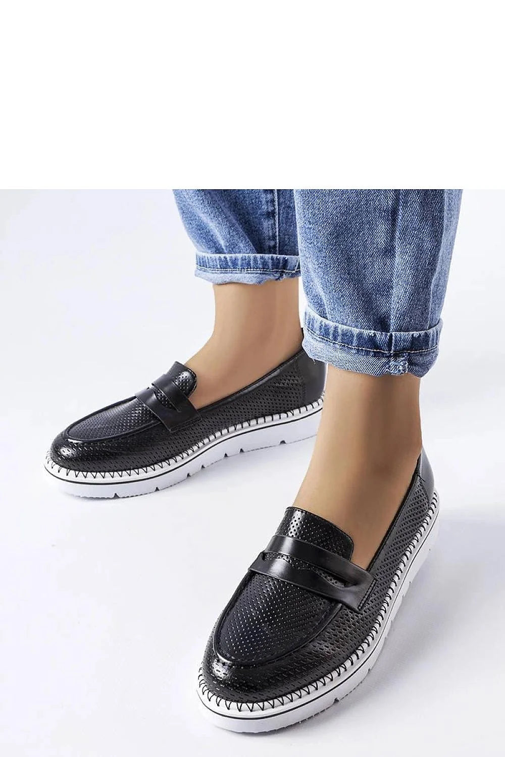 Chaussures basses pour femme en cuir perforé écologique, style moccasin moderne, semelle caoutchouc blanche, confort maximal, occasion versatile