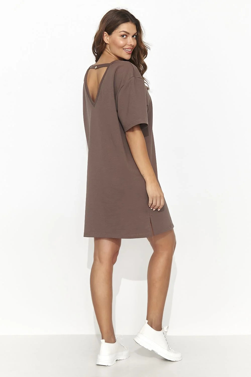 Robe de jour moderne élégante couleur brun terreux coupe droite ample genoux manches courtes encolure ronde finition surjet fente latérale femme