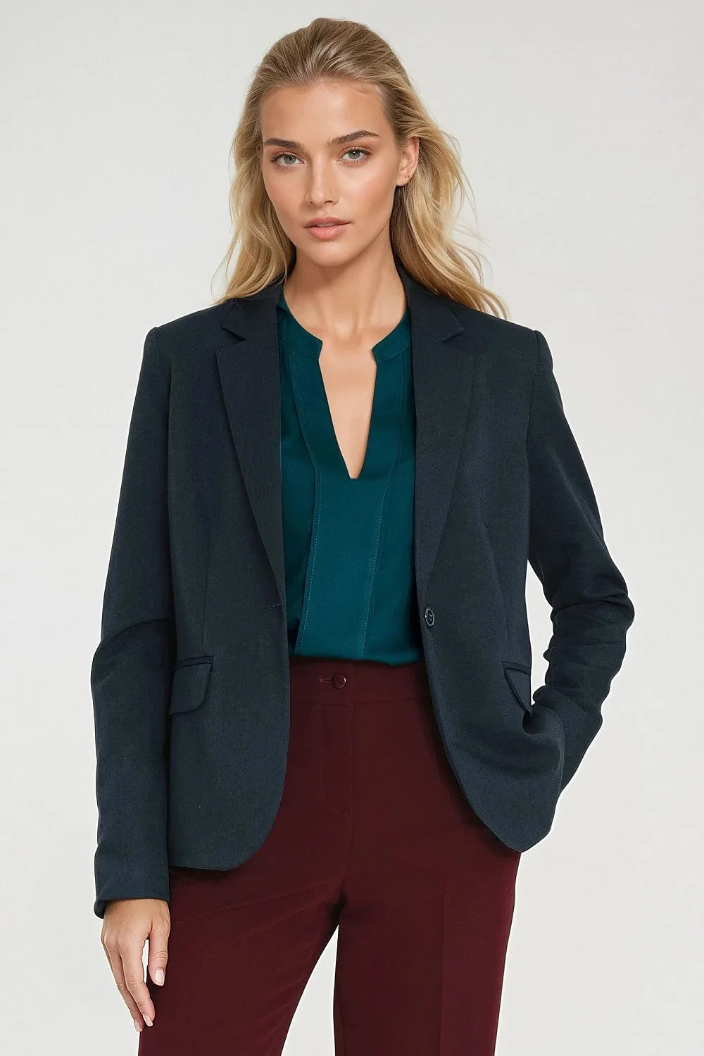 blazer femme ajustée cintrée col cranté revers classiques manches longues épaulettes intégrées fermeture bouton unique poches rabat doublure