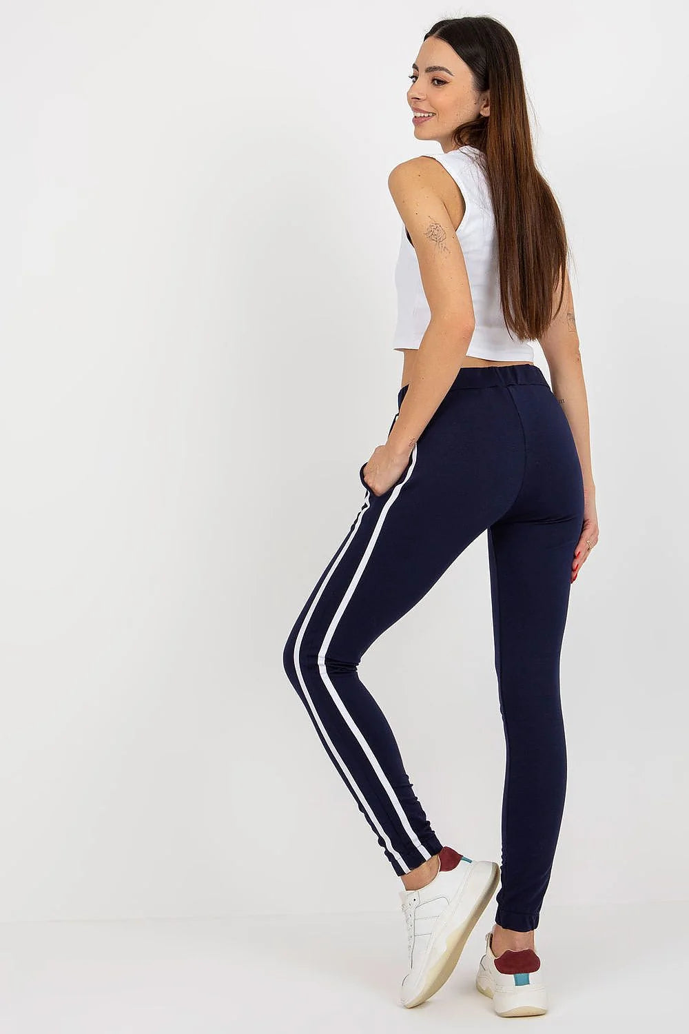 pantalon survêtement femme slim bleu marine bandes latérales blanches taille mi haute élastique chevilles resserrées jersey stretch confortable élégante sportive
