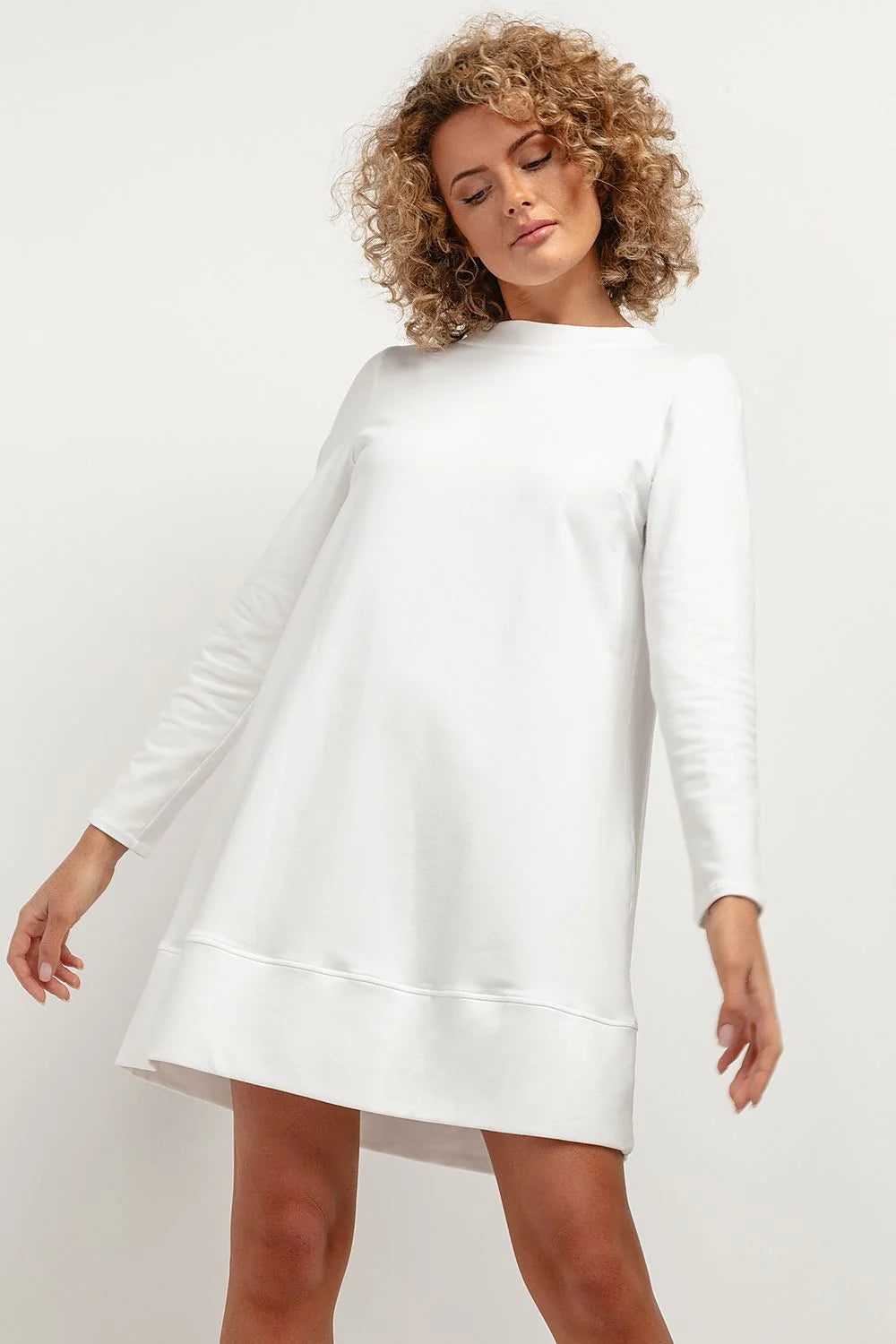 robe Tessita maille blanche immaculée coupe trapèze oversize manches longues col montant molleton épais ourlet large dos allongé sportchic confortable