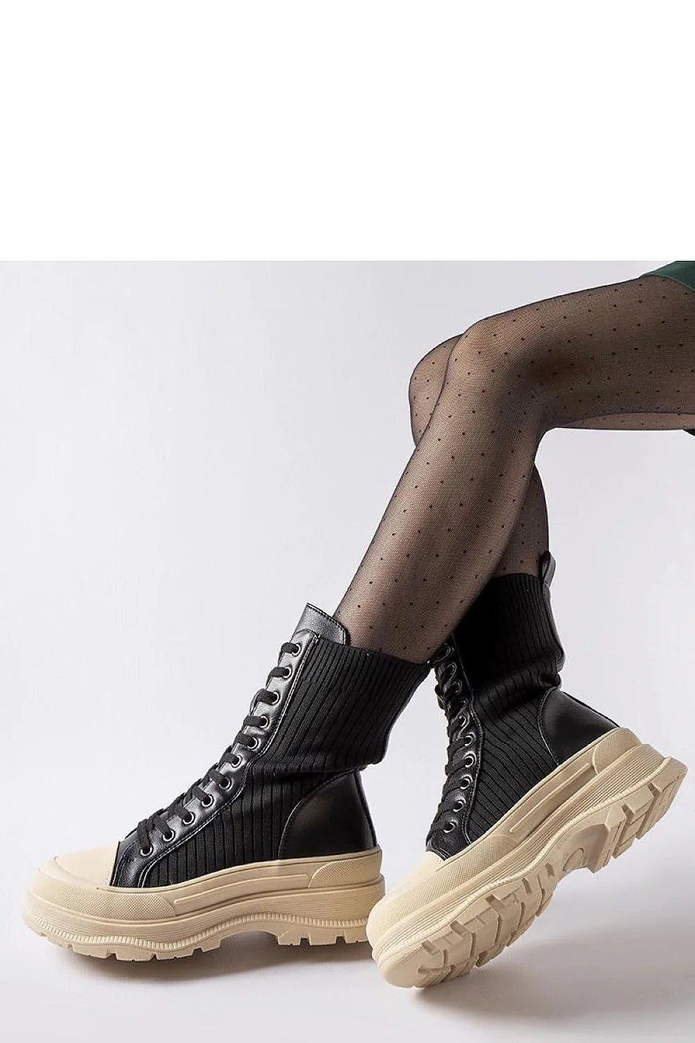bottes combat modernes rétro cuir noir tissu côtelé semelle beige confortable montantes plateforme crantée antidérapante ajustée