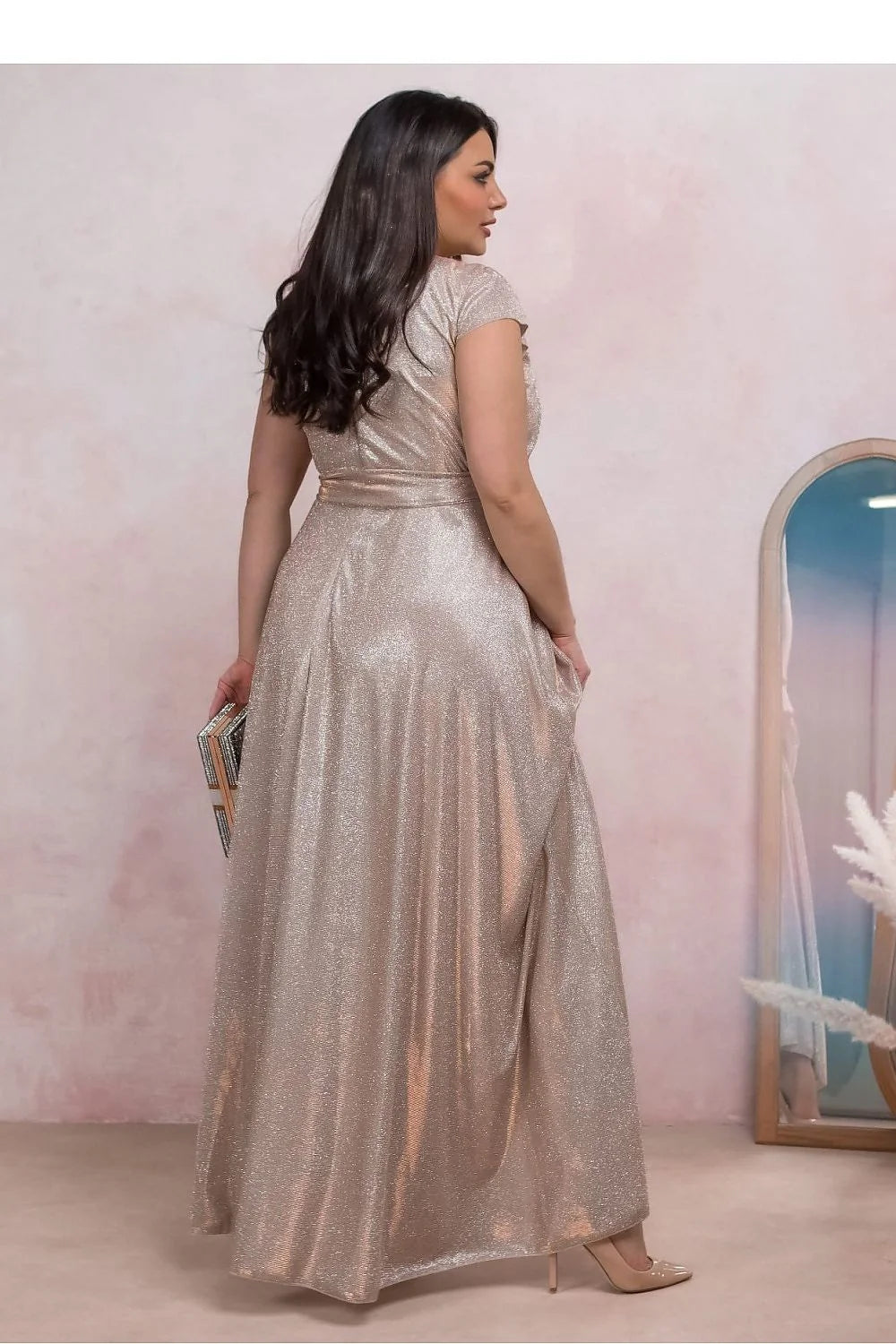 robe soirée longue métallique champagne beige scintillante encolureV cachecoeur manchescourtes taille cintrée ceinture nouée fente latérale fluide évasée pailletée glamour