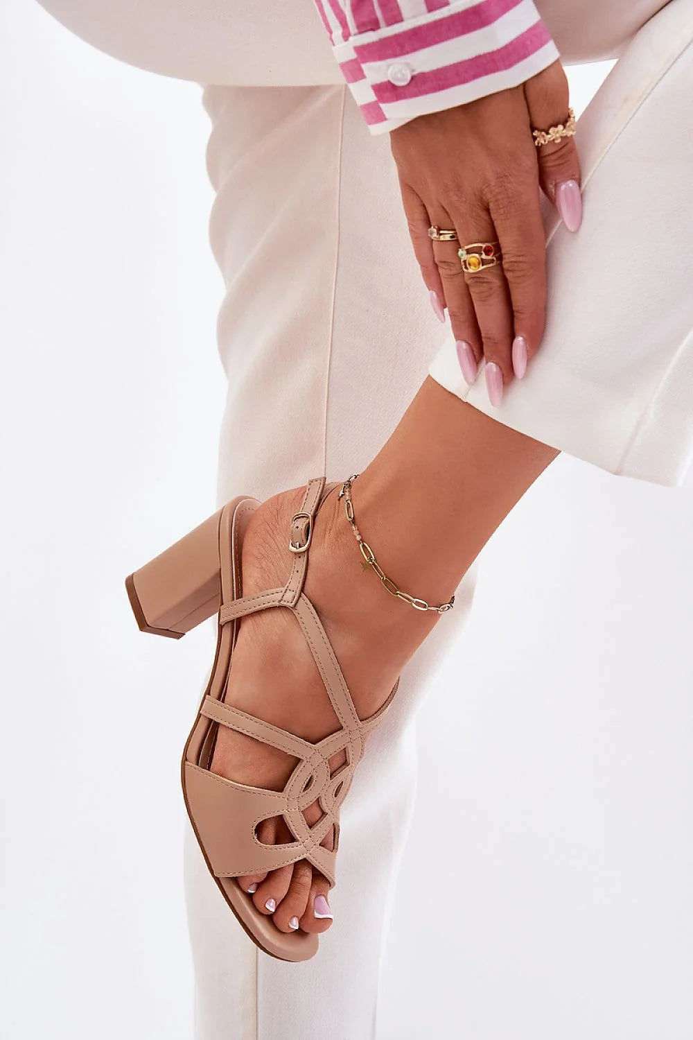Sandales à talons élégantes pour femmes style moderne cuir artificiel beige nude bride réglable semelle intérieure cuir naturel occasion spéciale confort toute la journée design intemporel