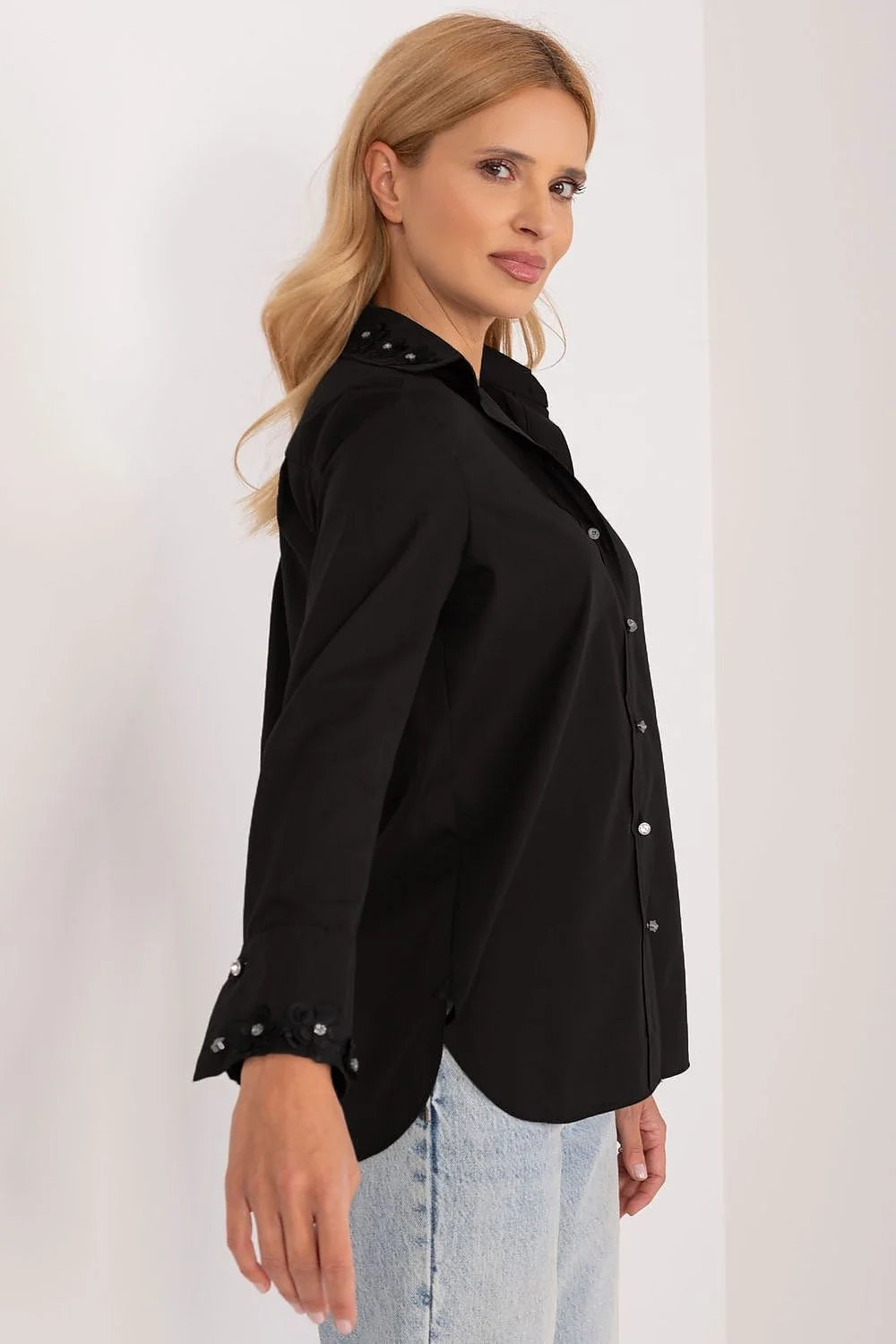 Chemise manche longue Lakerta femme élégance intemporelle coton noir coupe droite col italien broderies fleurs sequins
