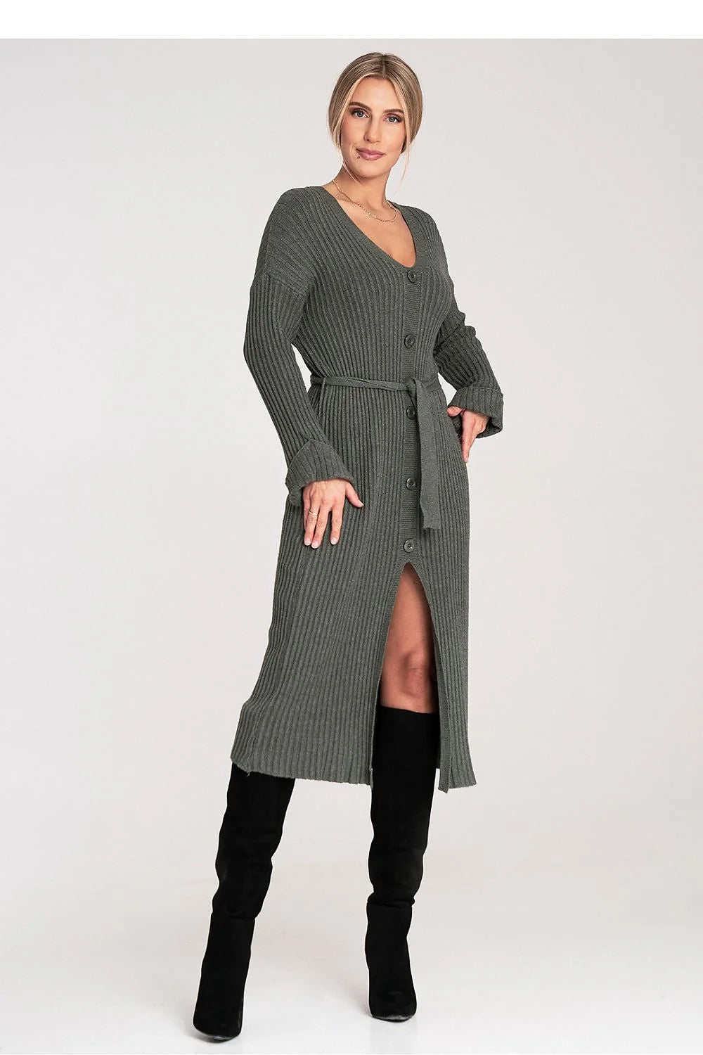 robe cardigan midi maille côtelée vert kaki coupe droite encolure V manches longues épaules tombantes fermeture boutonnée gros boutons ceinture