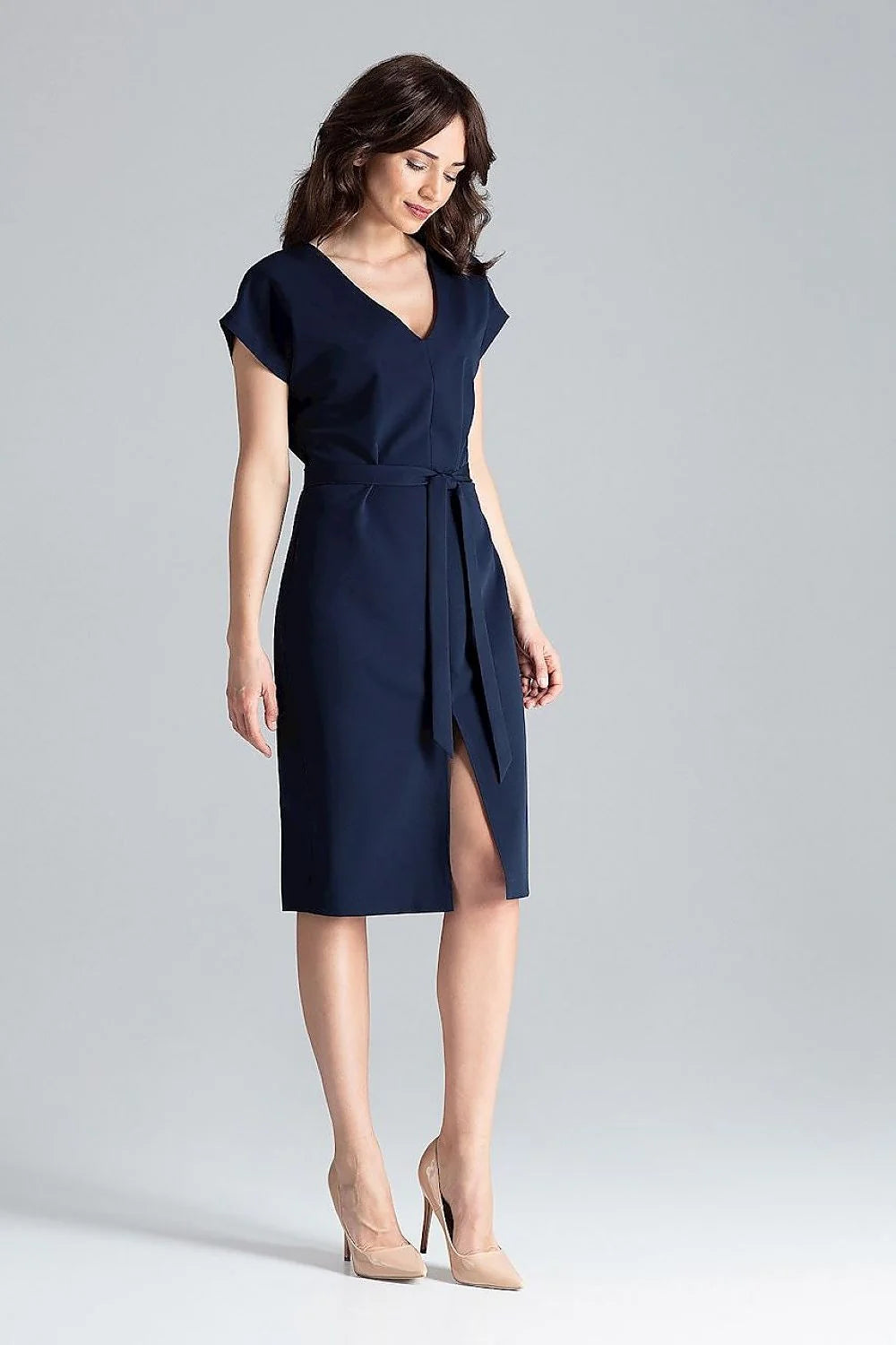 Robe élégante pour femmes en tissu doux rose pâle manches courtes ceinture assortie coupe structurée occasion professionnelle ou semi-formelle