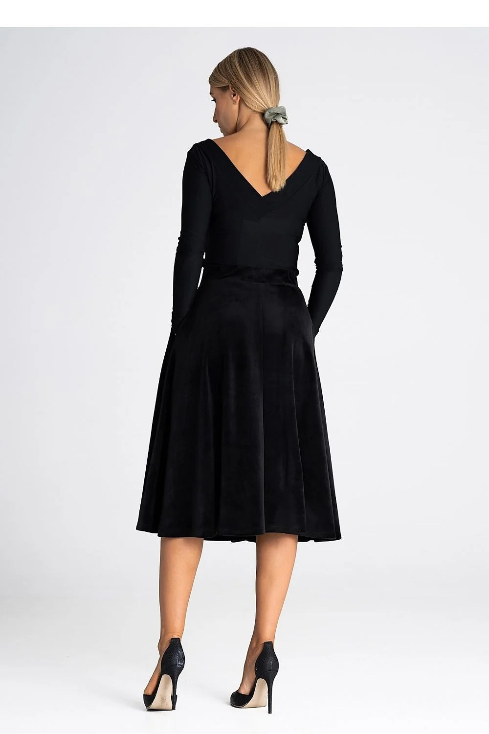 Outfit féminin élégant haut noir manches longues jupe midi ample tissu stretch velours texture luxueuse taille haute ceinture noire