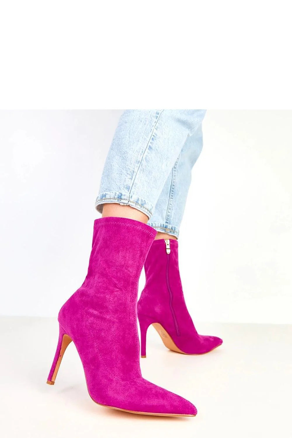 bottines suédé rose fuchsia bout pointu talon pilier haut tige dix sept centimètres fermeture éclair latérale doublure douce semelle synthétique